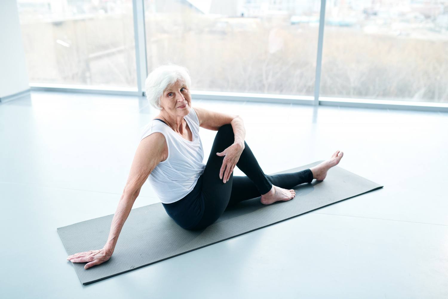 स्वस्थ उम्र बढ़ने: संतुलित रहने और कोमल योग